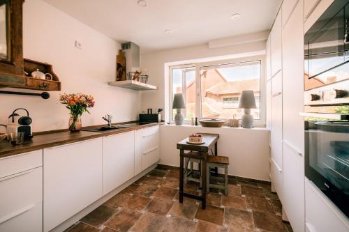 Η κουζίνα ή μικρή κουζίνα στο Wohnung in der Fußgängerzone mit Finca Flair