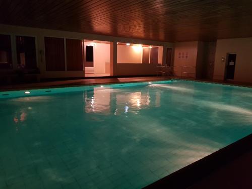 una grande piscina in un edificio di Ferienwohnung im kuhlen Allgäu a Missen-Wilhams