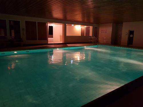 une grande piscine dans un immeuble dans l'établissement Ferienwohnung im kuhlen Allgäu, à Missen-Wilhams