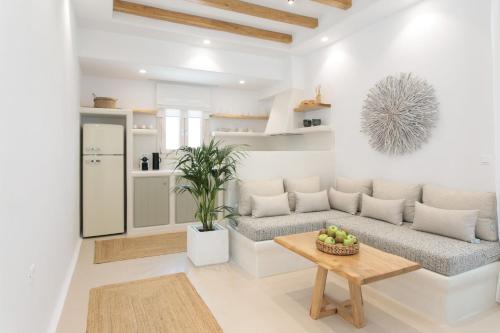 un soggiorno con divano e tavolo di Kamvas Deluxe Apartments a Naxos Chora