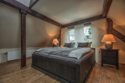 - une chambre avec un grand lit et deux lampes dans l'établissement Holiday home Hemmann, à Naumbourg