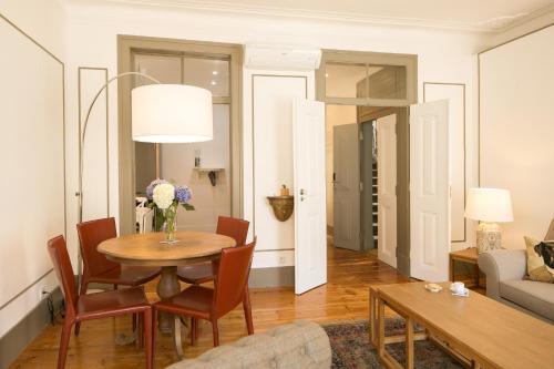 リスボンにあるTrendy and Super Central Apartment 21 by Lisbonne Collectionのリビングルーム(テーブル、椅子付)