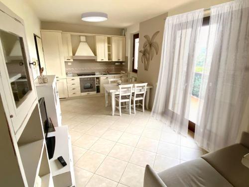 cocina y sala de estar con mesa y sillas en CLARE HOUSE per una vacanza "CHIC", en Porto Recanati