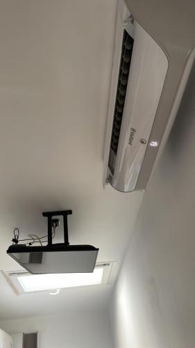 une lampe suspendue au plafond dans une pièce dans l'établissement INNUENDO LA TERRAZZA HOUSE, à Lecce