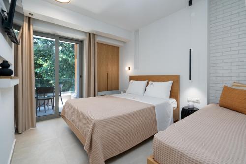 Pokój hotelowy z 2 łóżkami i balkonem w obiekcie Funtuki Seaside Apartments w mieście Leptokaria