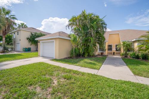 Getaway Townhome - 3 BR 2 BA - HOT TUB - Close to the Beach!