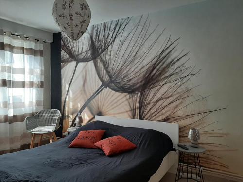 1 dormitorio con 1 cama y una gran pintura en la pared en GRAINES AU VENT, en Berck-sur-Mer