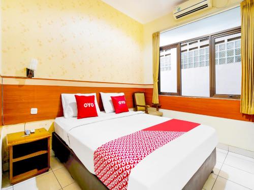 Tempat tidur dalam kamar di OYO Collection O 91297 Hotel Sakura