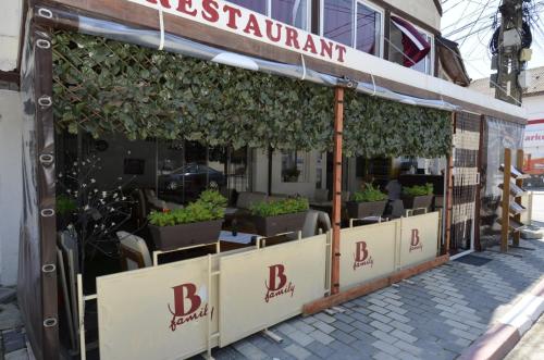 ein Geschäft vor einem Restaurant mit Pflanzen in der Unterkunft BFamily Minihotel in Costinești