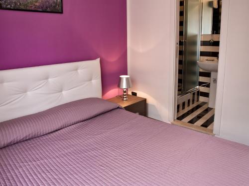 a purple bedroom with a bed and a sink at B&B Sul Corso in Salerno