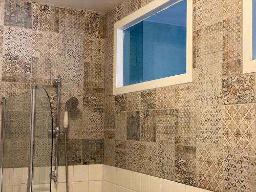een badkamer met een douche en een raam bij L'Emerald - Etretat in Étretat