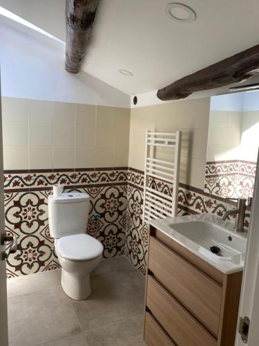 a bathroom with a toilet and a sink at Cal cap xic in Castellfullit de Riubregós