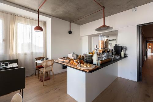 kuchnia z blatem z jedzeniem w obiekcie Louison Appart & Suite w mieście Quiberon