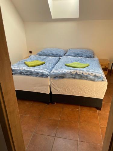 Postel nebo postele na pokoji v ubytování Sklep Pod Dubňanskou Horou