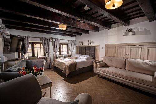 - une chambre avec un lit et un canapé dans l'établissement Dawna Synagoga Beitenu, à Kazimierz Dolny