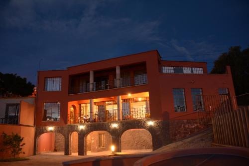 un gran edificio rojo con luces delante en Hotel Chocolate Suites, en Guanajuato