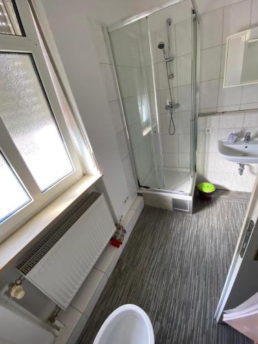 La salle de bains est pourvue d'une douche, de toilettes et d'un lavabo. dans l'établissement Budget Hotel Mannheim, à Mannheim