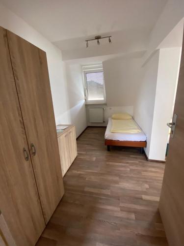 マンハイムにあるBudget Hotel Mannheimのベッドとドア付きの小さな部屋