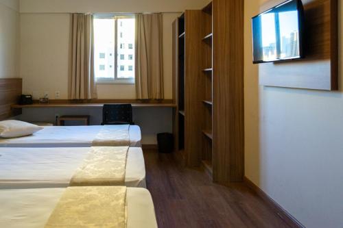 Katil atau katil-katil dalam bilik di Hotel Malibu Inn Campinas