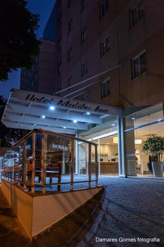 a store front of a building at night at Hotel Malibu Inn Campinas in Campinas