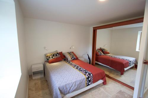Ein Bett oder Betten in einem Zimmer der Unterkunft SOUKAVATi TOUSBHITA AKANISHTA KEAJRA