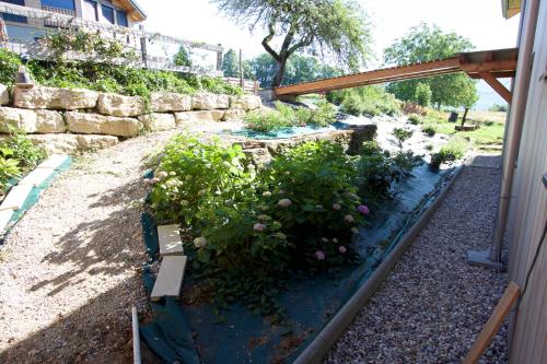 Ein Garten an der Unterkunft SOUKAVATi TOUSBHITA AKANISHTA KEAJRA