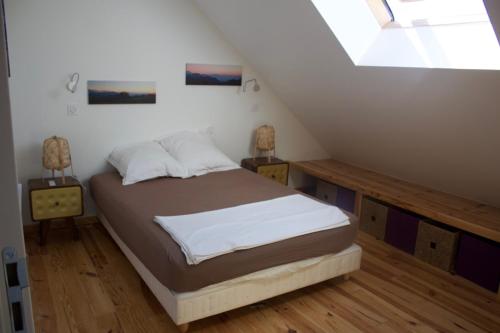 Ein Bett oder Betten in einem Zimmer der Unterkunft SOUKAVATi TOUSBHITA AKANISHTA KEAJRA
