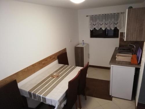 Kuchyňa alebo kuchynka v ubytovaní Apartman Cvita