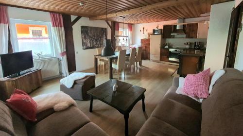 ein Wohnzimmer mit zwei Sofas und einem Tisch in der Unterkunft Hüttenglück in Innernzell