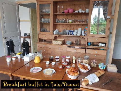 - une cuisine avec une table et de la nourriture dans l'établissement Domaine de Chantageasse, à Asnières-la-Giraud