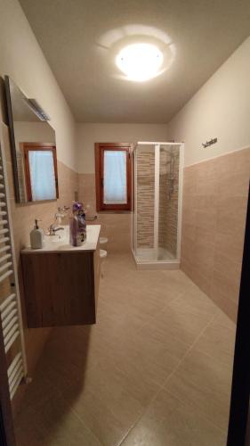 un ampio bagno con lavandino e doccia di Casa vacanze Colle Bidoni a Santa Cristina