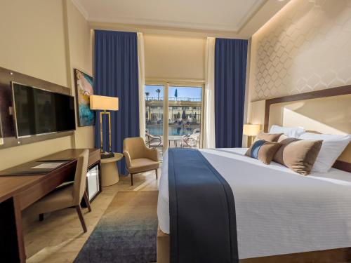 Postel nebo postele na pokoji v ubytování Helnan Mamoura Hotel & Events Center