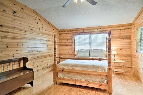 Katil atau katil-katil dalam bilik di Rustic Young Harris Cabin with Fire Pit and Views