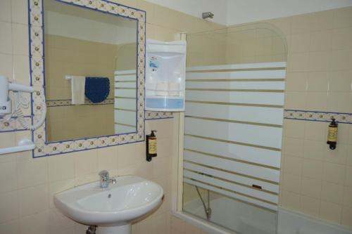 コンスタンシアにあるCasa do Tejoのバスルーム(シンク、鏡、シャワー付)