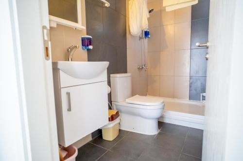 Koupelna v ubytování Beautiful Two-bedroom Apartment with Sea and Mountain views Sel 8-5