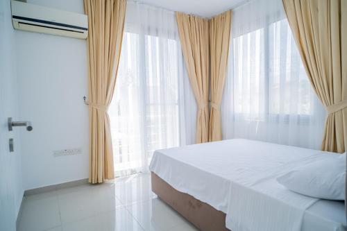 Postel nebo postele na pokoji v ubytování Beautiful Two-bedroom Apartment with Sea and Mountain views Sel 8-5
