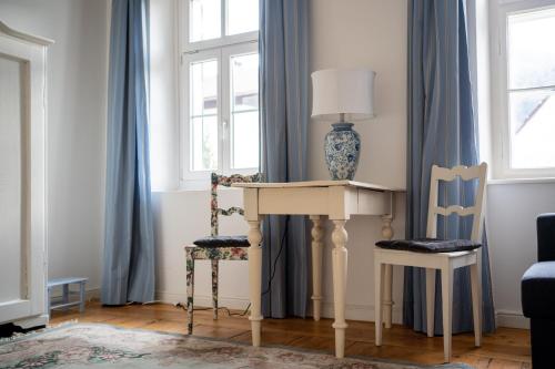 a living room with a table and two chairs at Ferienwohnung Sandwirtin in Schwanberg