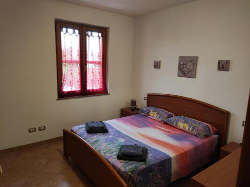 een slaapkamer met een bed met twee zakken erop bij CASA VACANZE DA NONNA MELA in Alghero