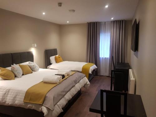 Een bed of bedden in een kamer bij Kilfane Country Lodge