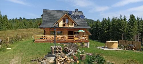 ein Haus mit Sonnenkollektoren darüber in der Unterkunft Gościniec Dziubasowki in Nowy Targ