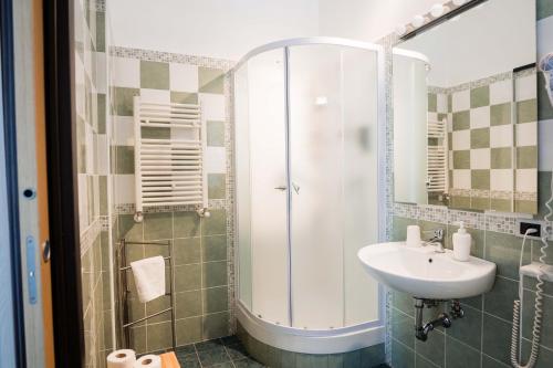 Salle de bains dans l'établissement B&B Dell'Infopoint-La Via Silente