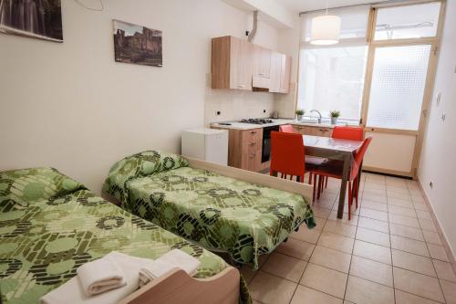 um quarto com uma cama, uma mesa e uma cozinha em B&B Dell'Infopoint-La Via Silente em Castelnuovo Cilento