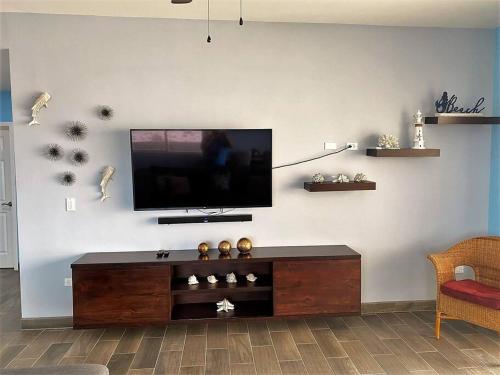 Una televisión o centro de entretenimiento en Beautiful Condo La Joya - Near Beach with Views