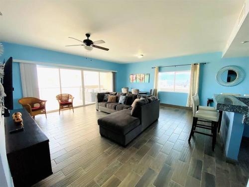 Un lugar para sentarse en Beautiful Condo La Joya - Near Beach with Views