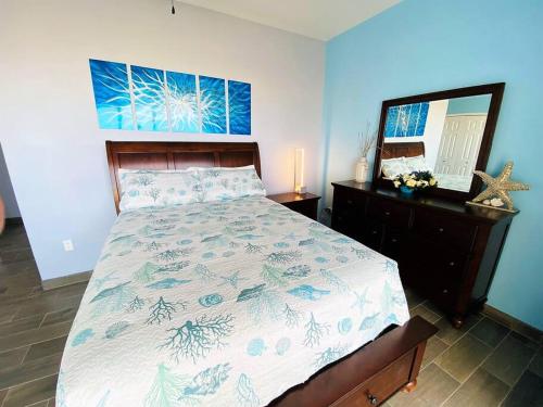 Una cama o camas en una habitación de Beautiful Condo La Joya - Near Beach with Views