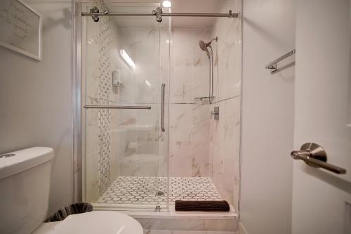 y baño con ducha y puerta de cristal. en Artsy Hidden Gem ll -Free Parking -- en Filadelfia