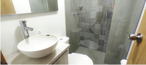 a bathroom with a sink and a shower at San Martin- Moderno y confortable apartaestudio sector rosales in Manizales