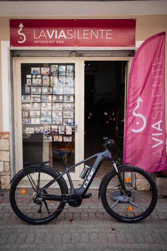 a bike parked in front of a store at Palazzo ReSilente- B&B dell'Infopoint in Castelnuovo Cilento