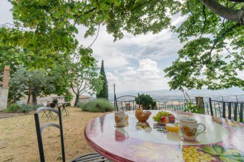 a table with cups of coffee and fruit on it at Residenza Messer Pajola in Assisi