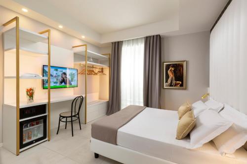 una camera d'albergo con letto e scrivania di Hotel Cenisio a Rimini